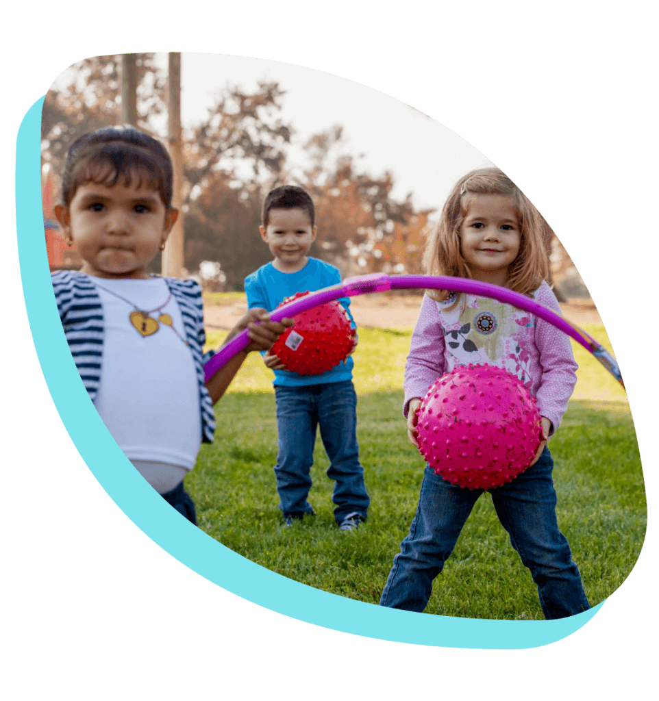 niños ocupaciones a el parque infantil.niños jugando en el parque. patio de  recreo con niños.